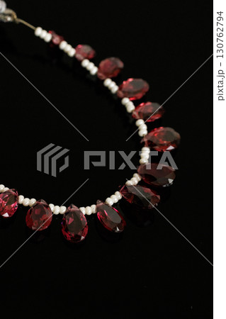 黒背景に映えるロードライトガーネットとパールのブリオレットカットルース 黒背景に映えるロードライトガーネットとパールのブリオレットカットルース 130762794