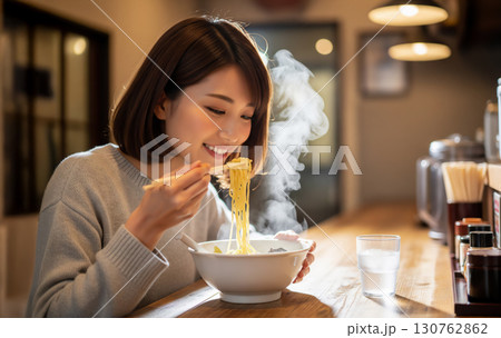 ラーメンを食べる笑顔の女性 130762862
