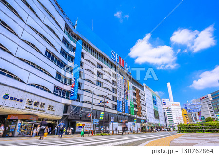 日本の東京都市景観 池袋駅東口などを望む。西武池袋本店の改装工事…＝19日 130762864