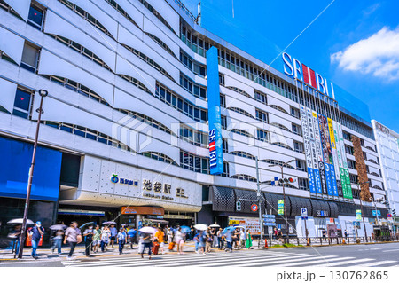 日本の東京都市景観 池袋駅東口などを望む。西武池袋本店の改装工事…＝19日 130762865