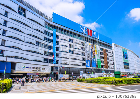 日本の東京都市景観 池袋駅東口などを望む。西武池袋本店の改装工事…＝19日 130762868