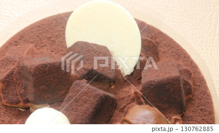 チョコレートでコーティングしたホールケーキ 130762885