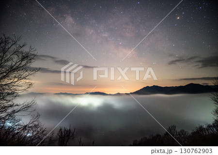 来日岳より雲海と天の川 130762903