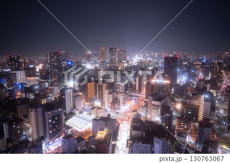 鮮やかに光り輝く大阪の夜景 130763067
