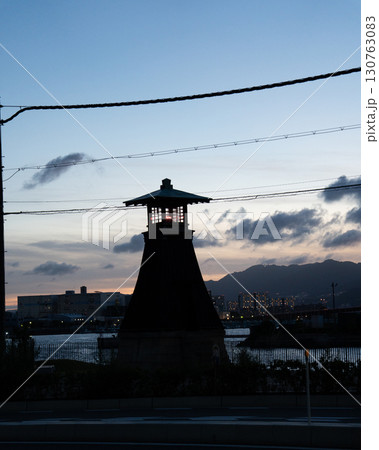 夕暮れの港の見える歴史的な灯台 130763083