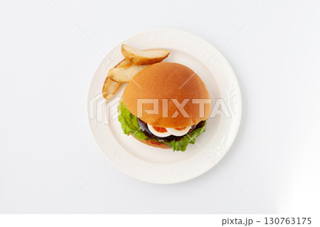 お皿にのせたテリヤキバーガー 白背景 お皿にのせたテリヤキバーガー 白背景 130763175