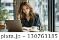 カフェでパソコン作業をする都会的な女性 130763185