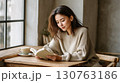 秋のカフェで本を読む都会的な女性 130763186