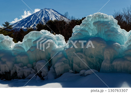 西湖野鳥の森公園の氷柱と富士山 130763307