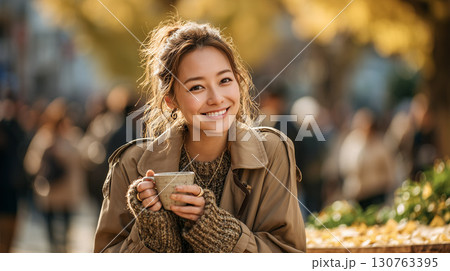 秋のオープンカフェで笑顔の女性 秋のオープンカフェで笑顔の女性 130763395