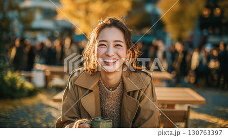 秋服のおしゃれな女性とカフェ時間 秋服のおしゃれな女性とカフェ時間 130763397