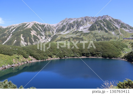 ミクリガ池の水鏡に映し出された逆さ立山 130763411