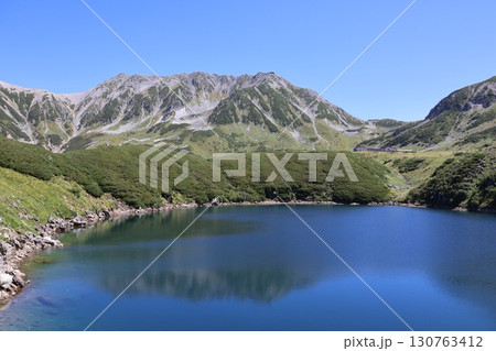 ミクリガ池の水鏡に映し出された逆さ立山 ミクリガ池の水鏡に映し出された逆さ立山 130763412