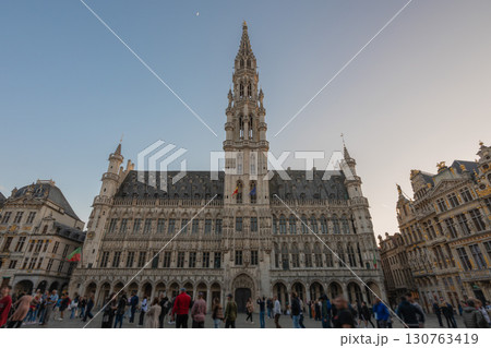 グランプラスの夕景・ブリュッセル市庁舎／ブリュッセル，ベルギー 130763419