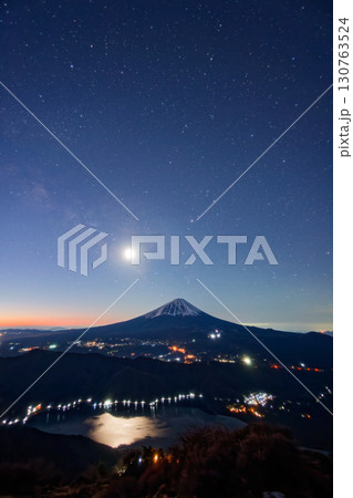 御坂山地・雪頭ヶ岳から見る富士山・西湖の夜景と月・星空 130763524