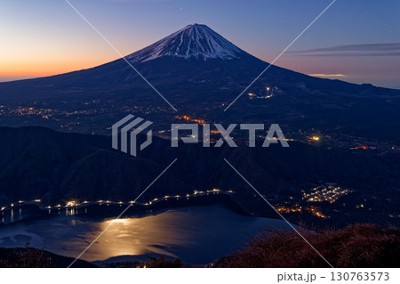 御坂山地・雪頭ヶ岳から見る夜明けの富士山と西湖 130763573