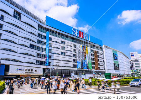 日本の東京都市景観 池袋駅東口などを望む。西武池袋本店の改装工事…＝19日 130763600