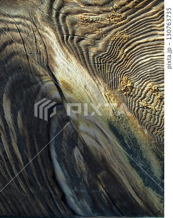 寺の山門の日に灼けた古い板壁 (クローズアップ) 130763735