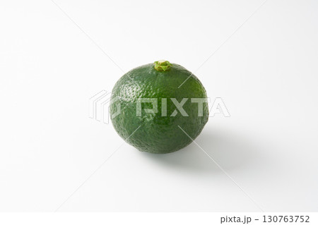 青切りシークワーサーを白背景で 130763752