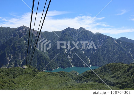 立山ロープウェイから望む立山・黒部湖の絶景 130764302