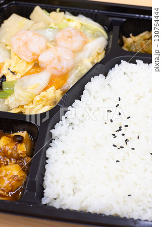 美味しい海老塩野菜炒めの中華弁当 130764444