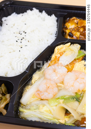 美味しい海老塩野菜炒めの中華弁当 130764446