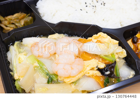 美味しい海老塩野菜炒めの中華弁当 130764448