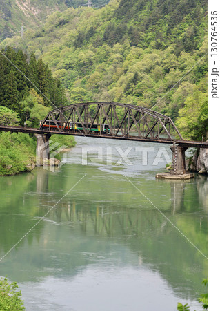 新緑の只見線・第4只見川橋梁(福島県・三島町) 新緑の只見線・第4只見川橋梁(福島県・三島町) 130764536