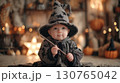 魔法使いの仮装をした赤ちゃん、ハロウィン 130765042