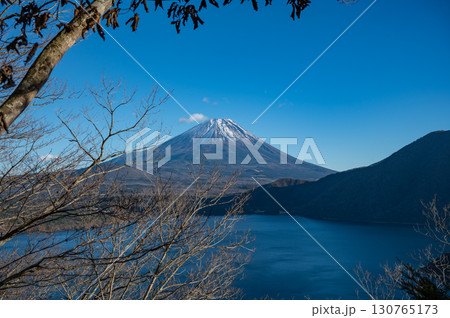 【山梨】精進湖から望む富士山 130765173