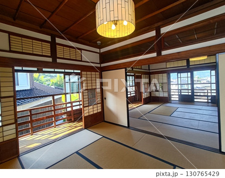 伝統的な日本家屋の部屋 130765429