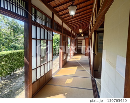 伝統的な日本家屋の廊下と窓のある庭 130765430