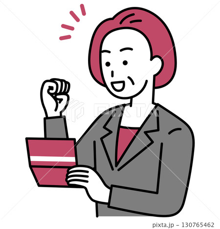 預金通帳を見て喜ぶ中年のスーツの女性 130765462