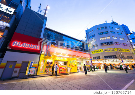 【東京都】5月・休日に新宿駅前の飲み屋街を散策 【東京都】5月・休日に新宿駅前の飲み屋街を散策 130765714