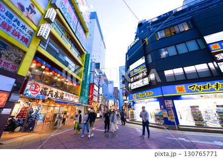 【東京都】5月・休日に新宿駅前の飲み屋街を散策 【東京都】5月・休日に新宿駅前の飲み屋街を散策 130765771