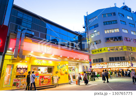 【東京都】5月・休日に新宿駅前の飲み屋街を散策 130765775