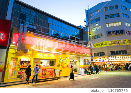 【東京都】5月・休日に新宿駅前の飲み屋街を散策 【東京都】5月・休日に新宿駅前の飲み屋街を散策 130765776