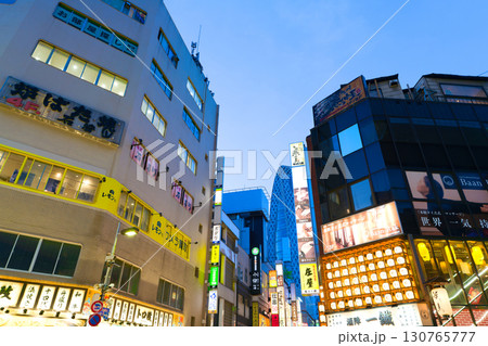 【東京都】5月・休日に新宿駅前の飲み屋街を散策 【東京都】5月・休日に新宿駅前の飲み屋街を散策 130765777