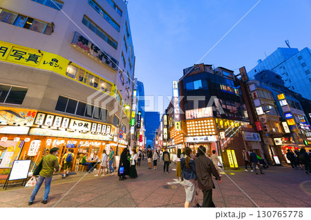 【東京都】5月・休日に新宿駅前の飲み屋街を散策 130765778