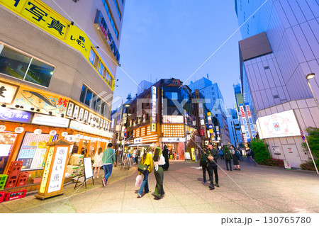 【東京都】5月・休日に新宿駅前の飲み屋街を散策 130765780