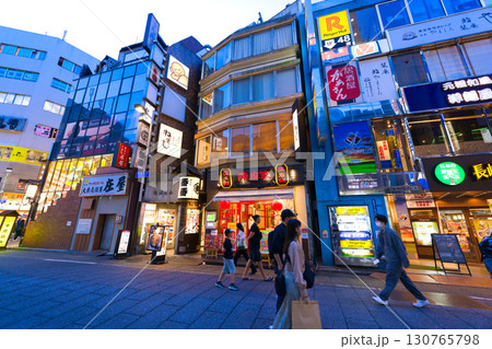 【東京都】5月・休日に新宿駅前の飲み屋街を散策 130765798