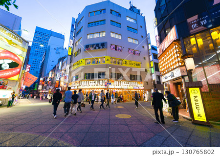 【東京都】5月・休日に新宿駅前の飲み屋街を散策 130765802