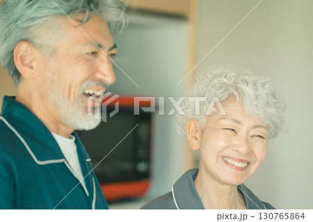 パジャマの高齢者 130765864