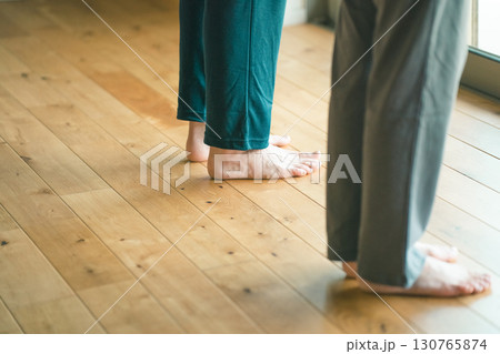 裸足の高齢者 130765874