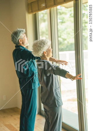 朝、ラジオ体操をする高齢者 130765885