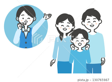 笑顔の家族とウインクするオペレーター女性 130765987