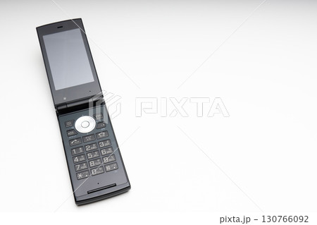 ガラケーもしくはフューチャーフォン(二つ折り携帯) 130766092