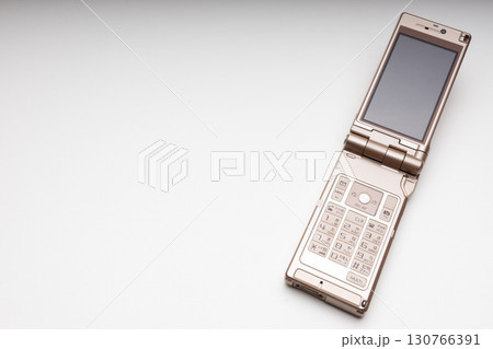 ガラケーもしくはフューチャーフォン(二つ折り携帯) 130766391