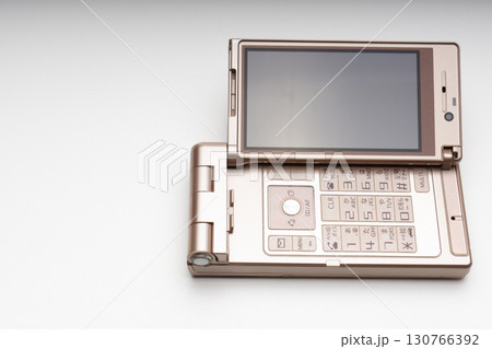 ガラケーもしくはフューチャーフォン(二つ折り携帯) 130766392