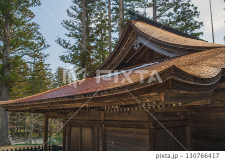 高野山金剛峯寺 お堂の檜皮葺きの屋根 130766417